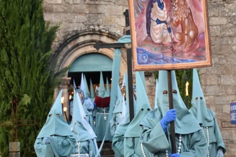 Visite guidée de la chapelle des Pénitents Bleus et procession des Pénitents bleus dans le cimetière de Saint-Junien