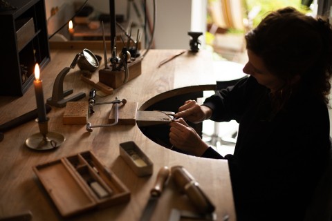 Visite d’un atelier de création de bijoux – Immersion au cœur du geste artisanal