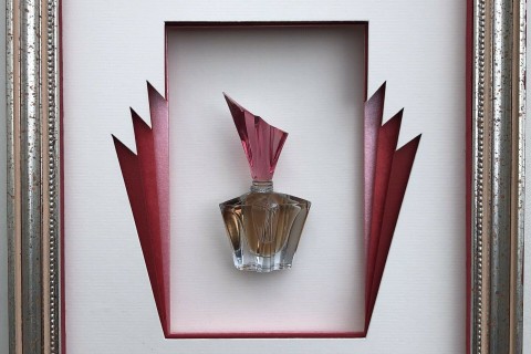 Exposition Cadres et flacons de parfum