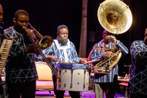Les Zébrures d'automne : Fanfare Eyo’nlé