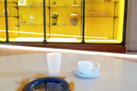 Mes premiers pas au musée - Le chien Porcelaine apprend à mettre la table